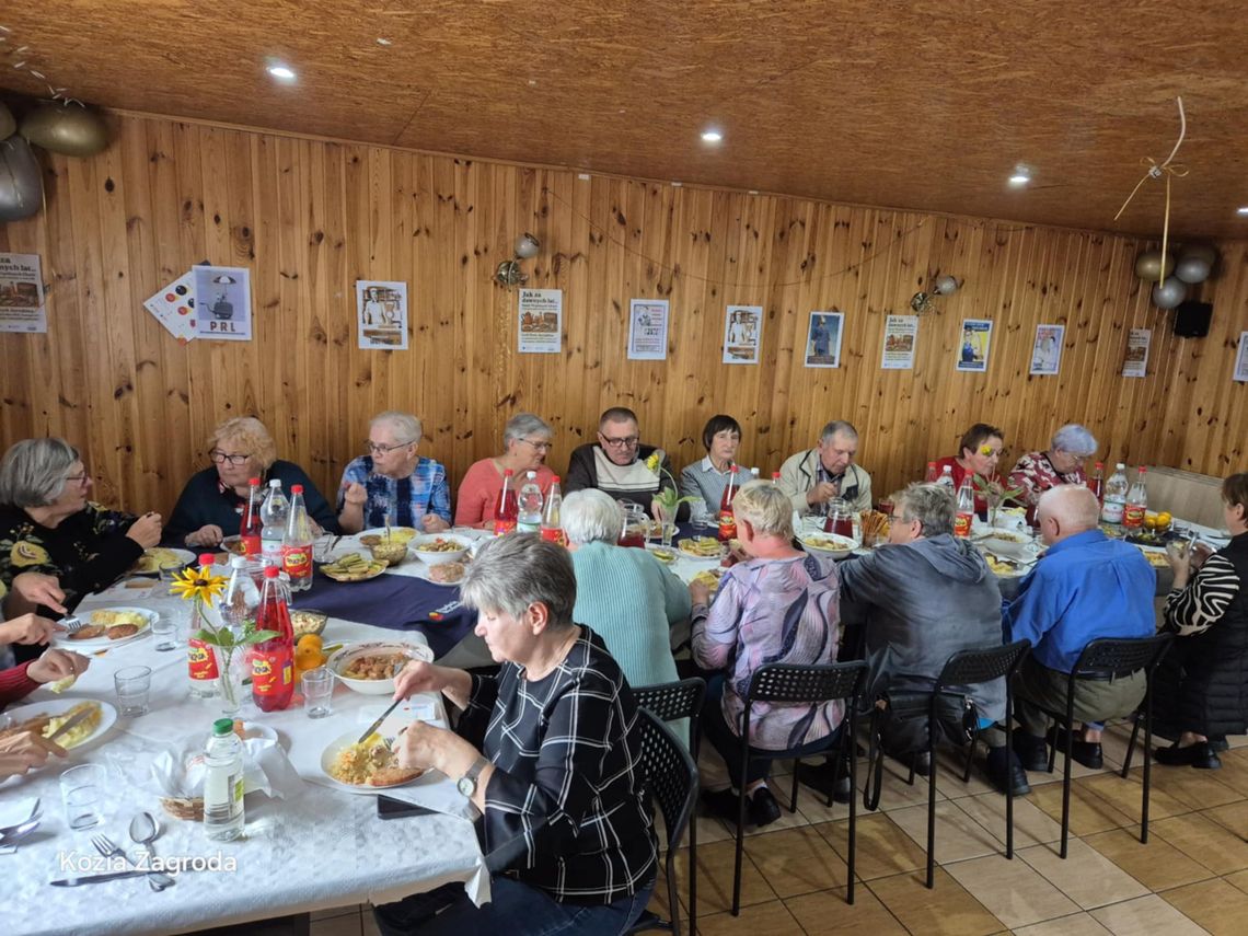 seniorzy przy stole, spotkanie z Grill Parku Jarzębina, 12 października