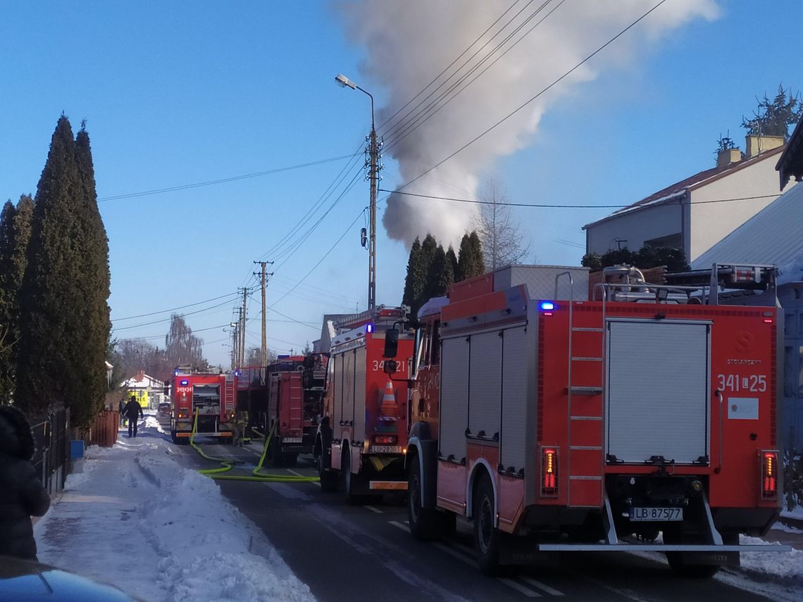 Z ostatniej chwili. Pożar domu w Janowie Podlaskim. Droga jest zablokowana