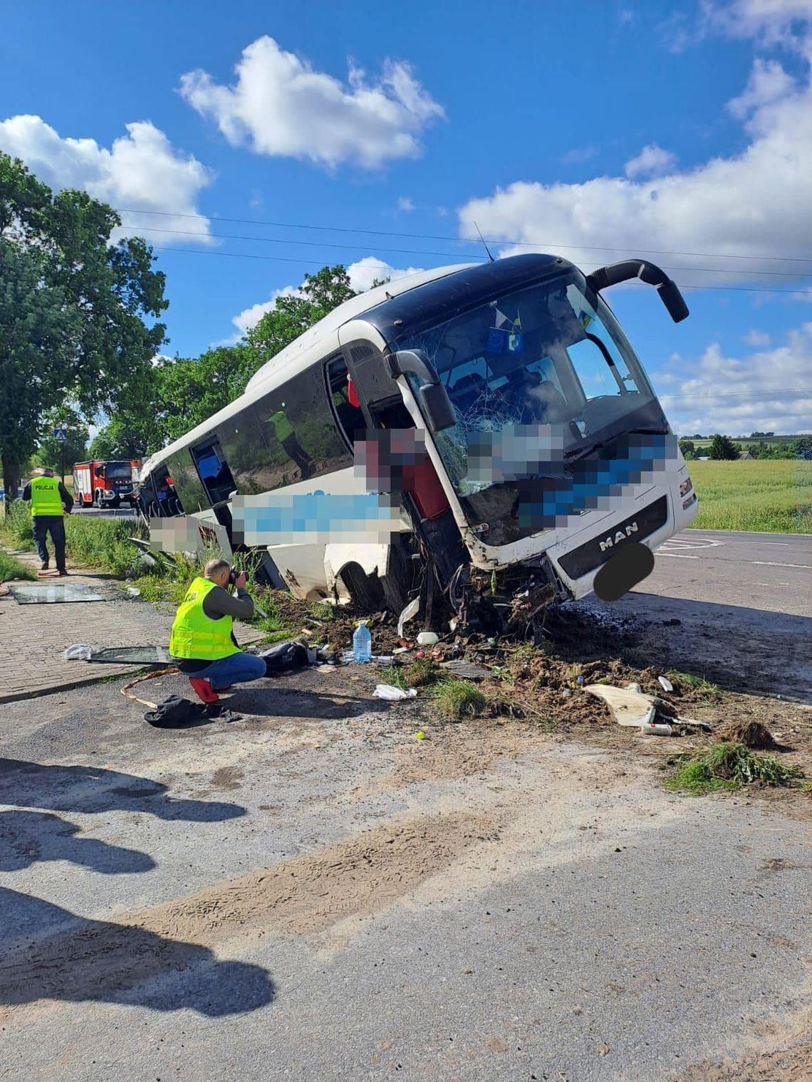 Z OSTATNIEJ CHWILI: Wypadek autokaru i utrudnienia na DK17!