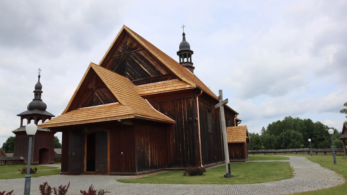 Zabytkowy kościół w Pratulinie z nowym poszyciem dachu