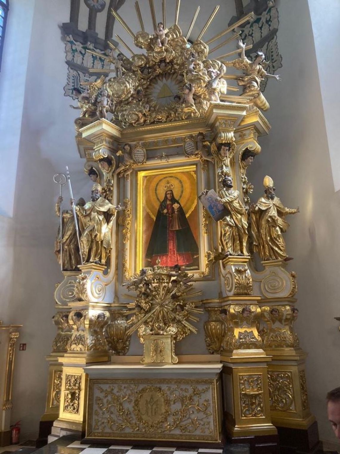 Ołtarz w sanktuarium Matki Bożej Kodeńskiej już po renowacji