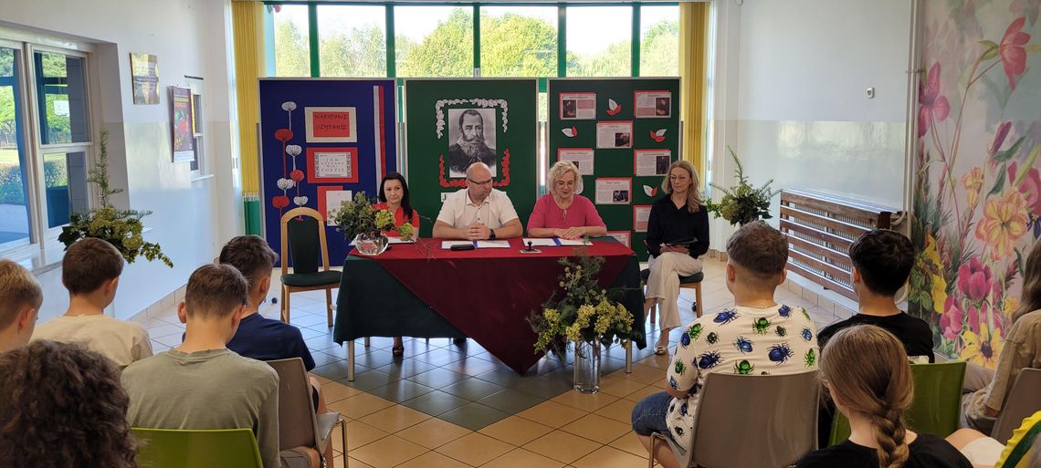 Zalesie. Czytali utwory Kochanowskiego Zalesie. Czytali utwory Kochanowskiego