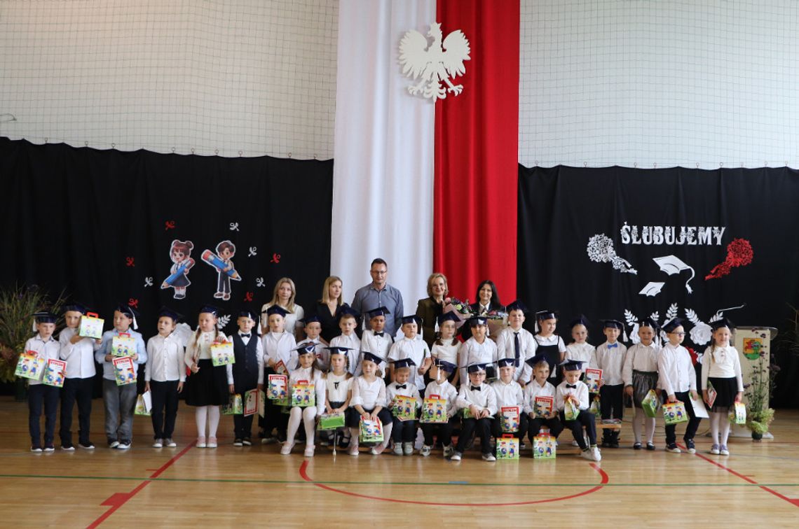 ślubowanie klas pierwszych sp w Zalesiu, 16 października 2025, zdjęcie grupowe