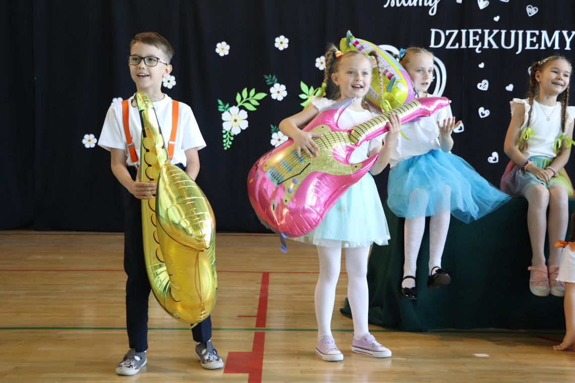 Zalesie. Uczniowie świętowali Dzień Matki i Dzień Ojca [GALERIA ZDJĘĆ]