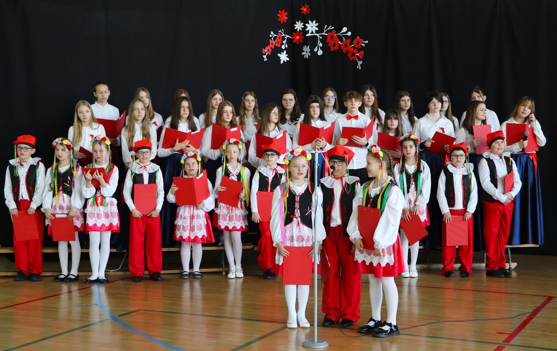 Zalesie. Uczniowie uczcili rocznicę uchwalenia Konstytucji 3 Maja [ZDJĘCIA]