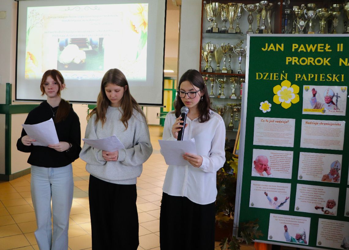 Zalesie. Uczniowie upamiętnili św. Jana Pawła II [ZDJĘCIA]