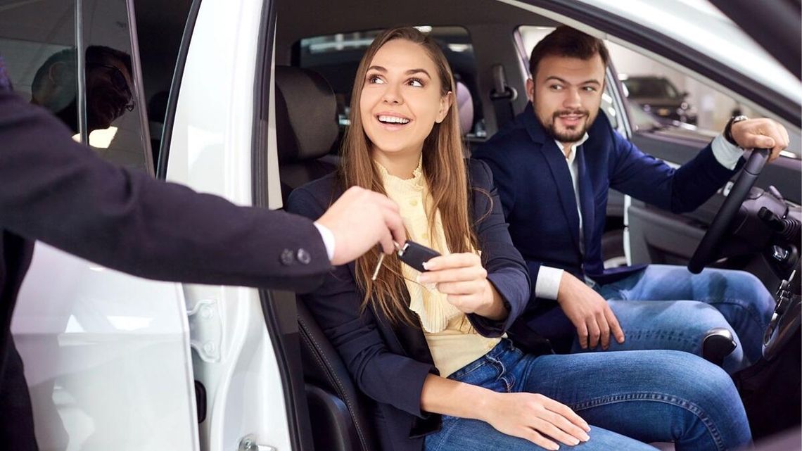 Zamiast kupować samochody, coraz chętniej je wypożyczamy