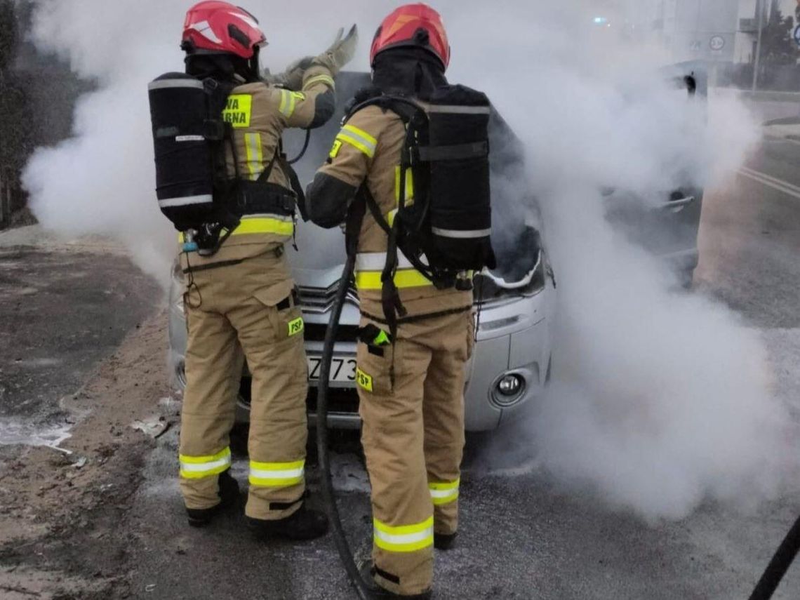Lubelskie. Auto stanęło w ogniu strażacy gaszą pożar auta