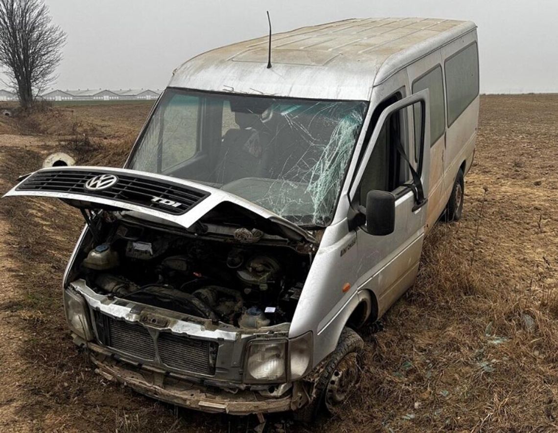 Zaścianki. Bus wpadł w poślizg. Dwie osoby w szpitalu