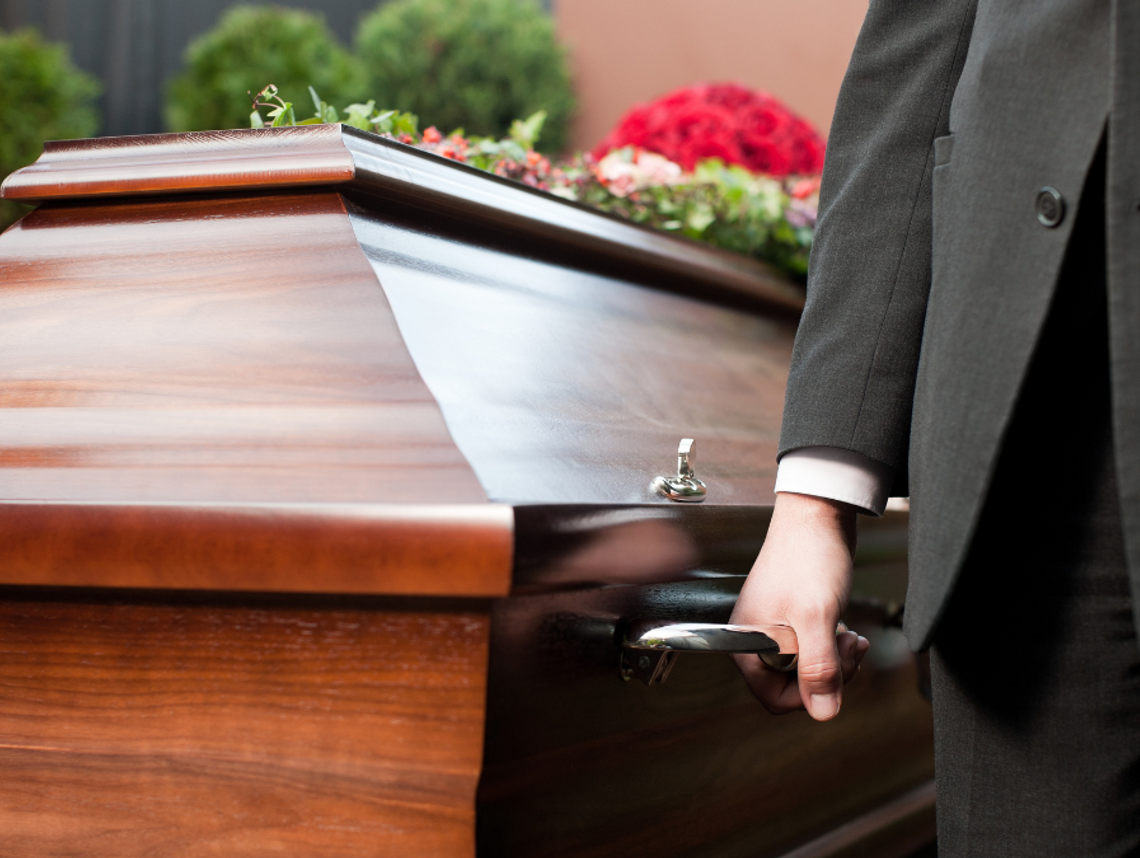 Zasiłek pogrzebowy wzrośnie do 7 tys. zł. Wiemy od kiedy żałobnicy niosą trumnę, pogrzeb 2025