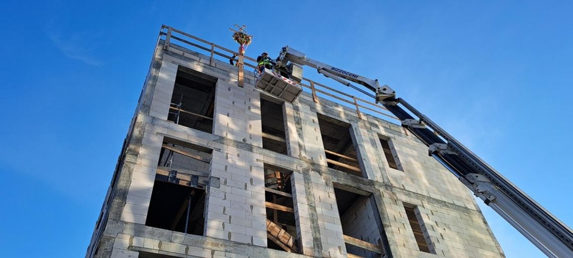 Zawiesili wiechę nad nowym budynkiem starostwa [ZDJĘCIA] [FILM]