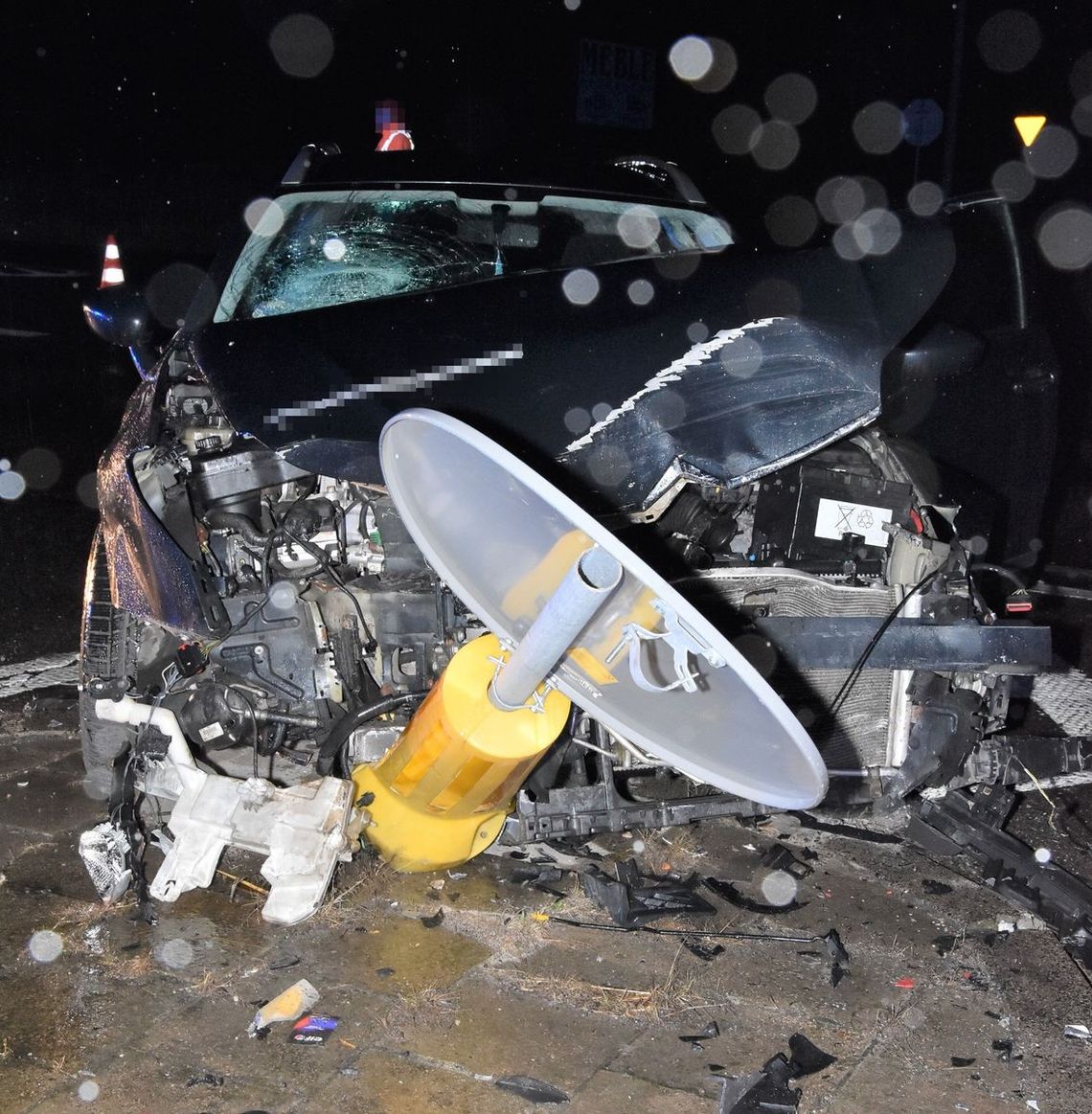 Zderzenie dwóch aut. Dwie osoby trafiły do szpitala