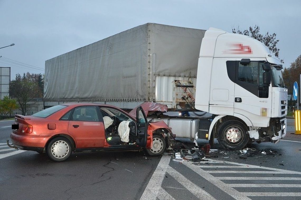 Zderzenie dwóch aut na krajowej dwójce. Jedna osoba trafiła do szpitala