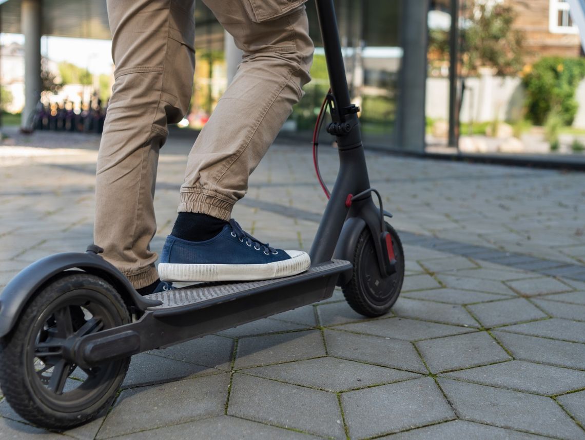 Zderzenie hulajnogi z osobówką. Dwaj nastolatkowie trafili do szpitala