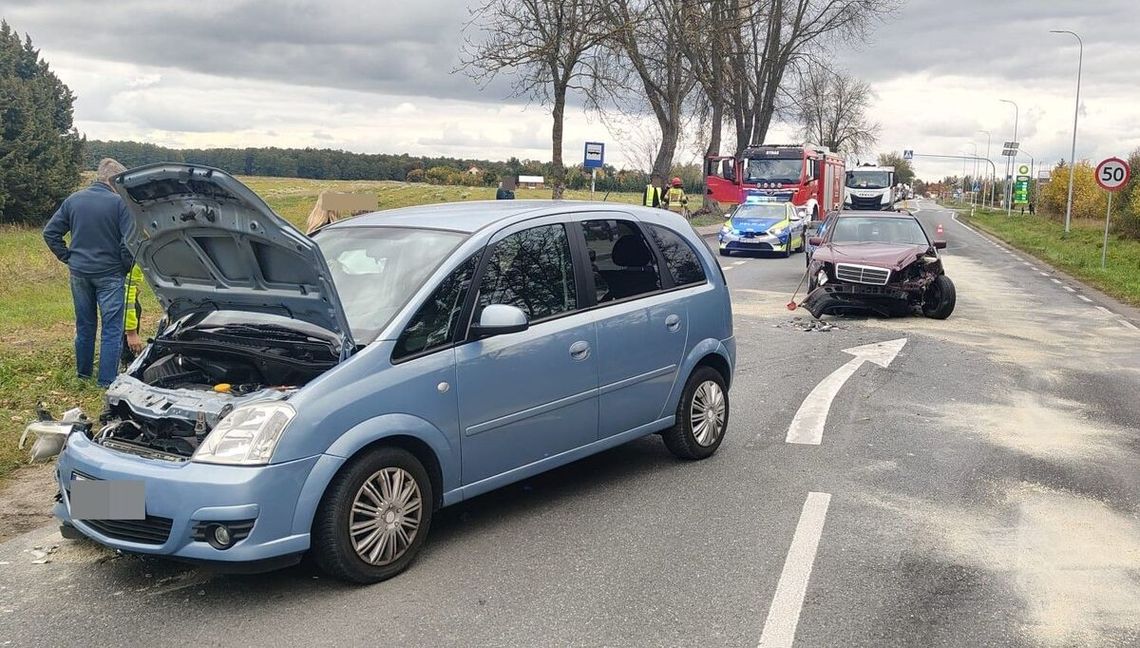 Zderzenie Mercedesa z Oplem. W jednym z aut jechało 2-letnie dziecko Zderzenie Mercedesa z Oplem. W jednym z aut jechało 2-letnie dziecko