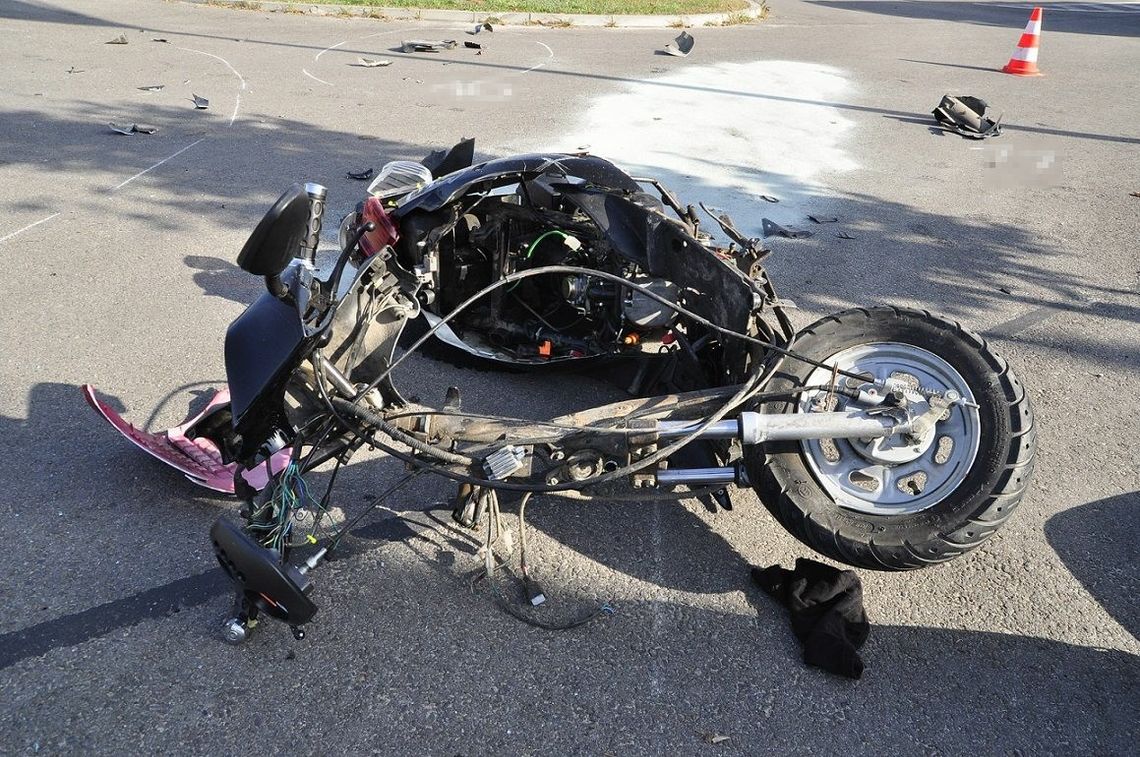 Zderzenie motoroweru z oplem. Jedna osoba trafiła do szpitala