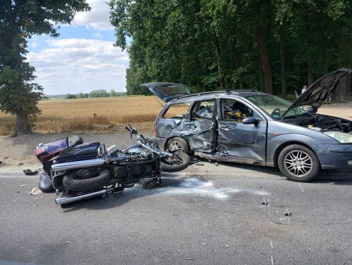 Zderzenie osobówki i motocykla. Dwie osoby trafiły do szpitala