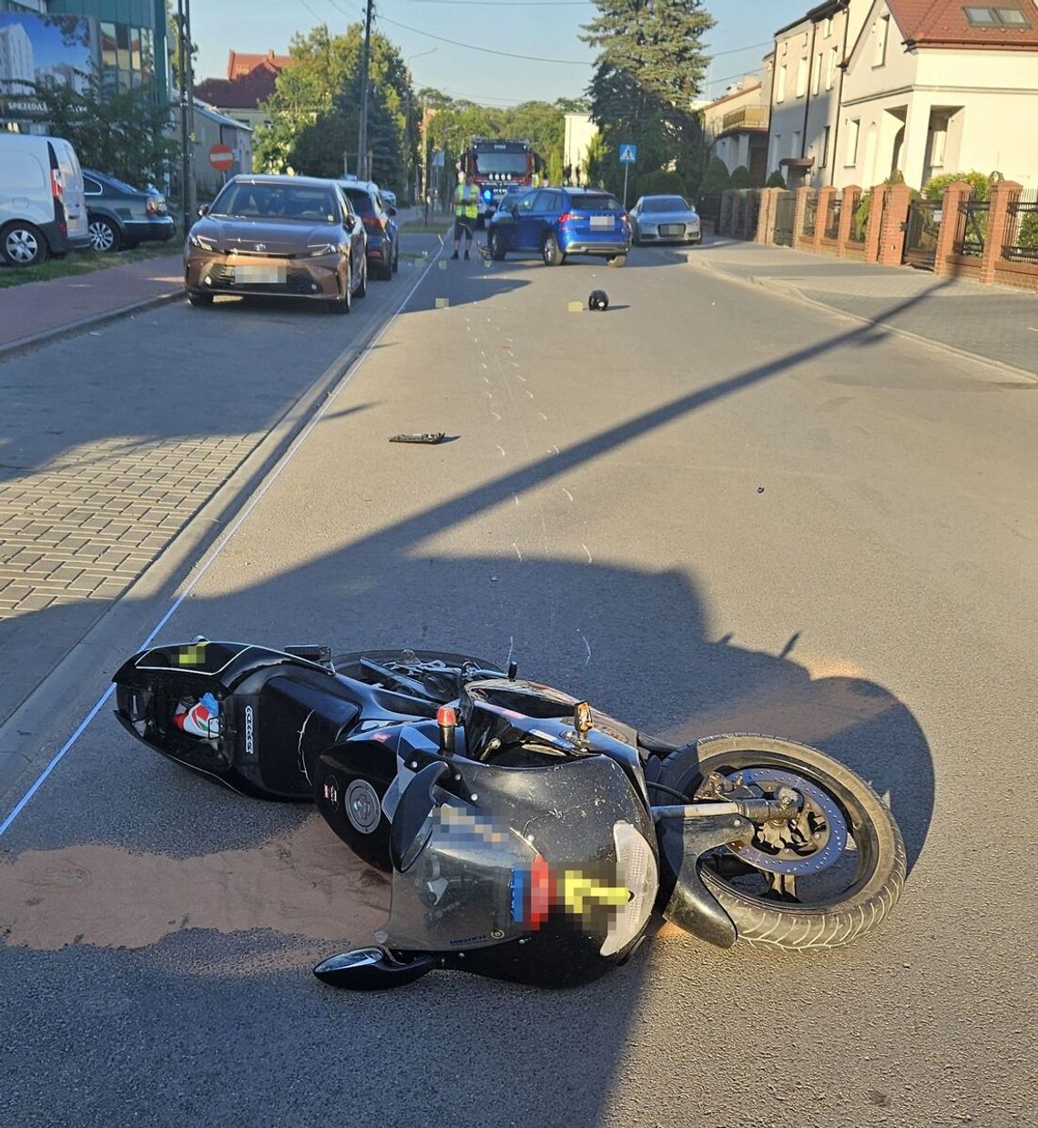 Zderzenie osobówki z jednośladem w Radzyniu Podlaskim. 17-latek w szpitalu [ZDJĘCIA]
