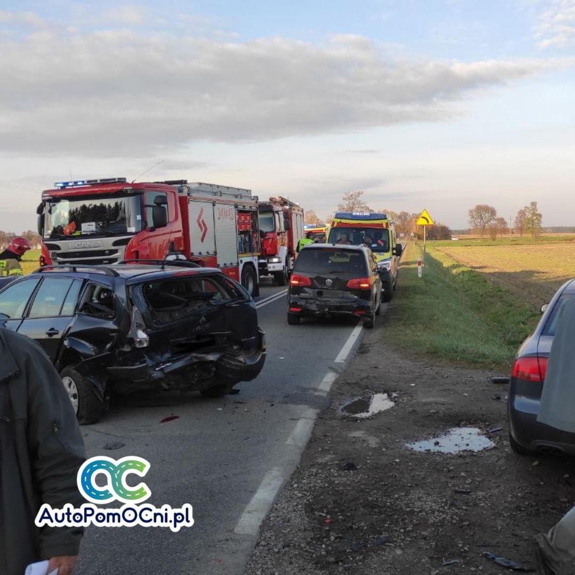 Zderzenie trzech samochodów w Łomazach. Droga zablokowana