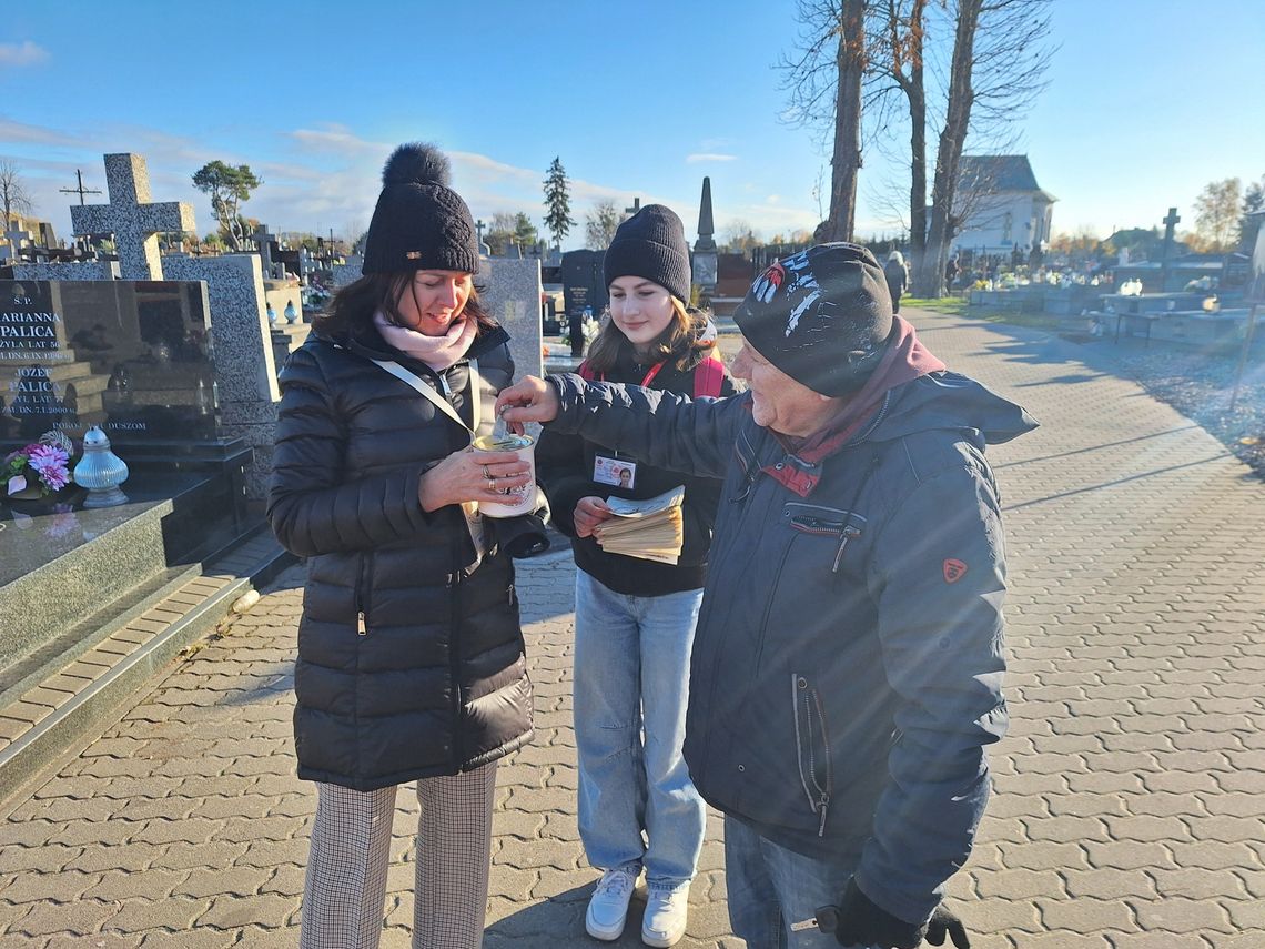 Zebrali prawie 32,5 tys. zł na ratowanie nagrobków (GALERIA ZDJĘĆ) Zebrali prawie 32,5 tys. zł na ratowanie nagrobków (GALERIA ZDJĘĆ)