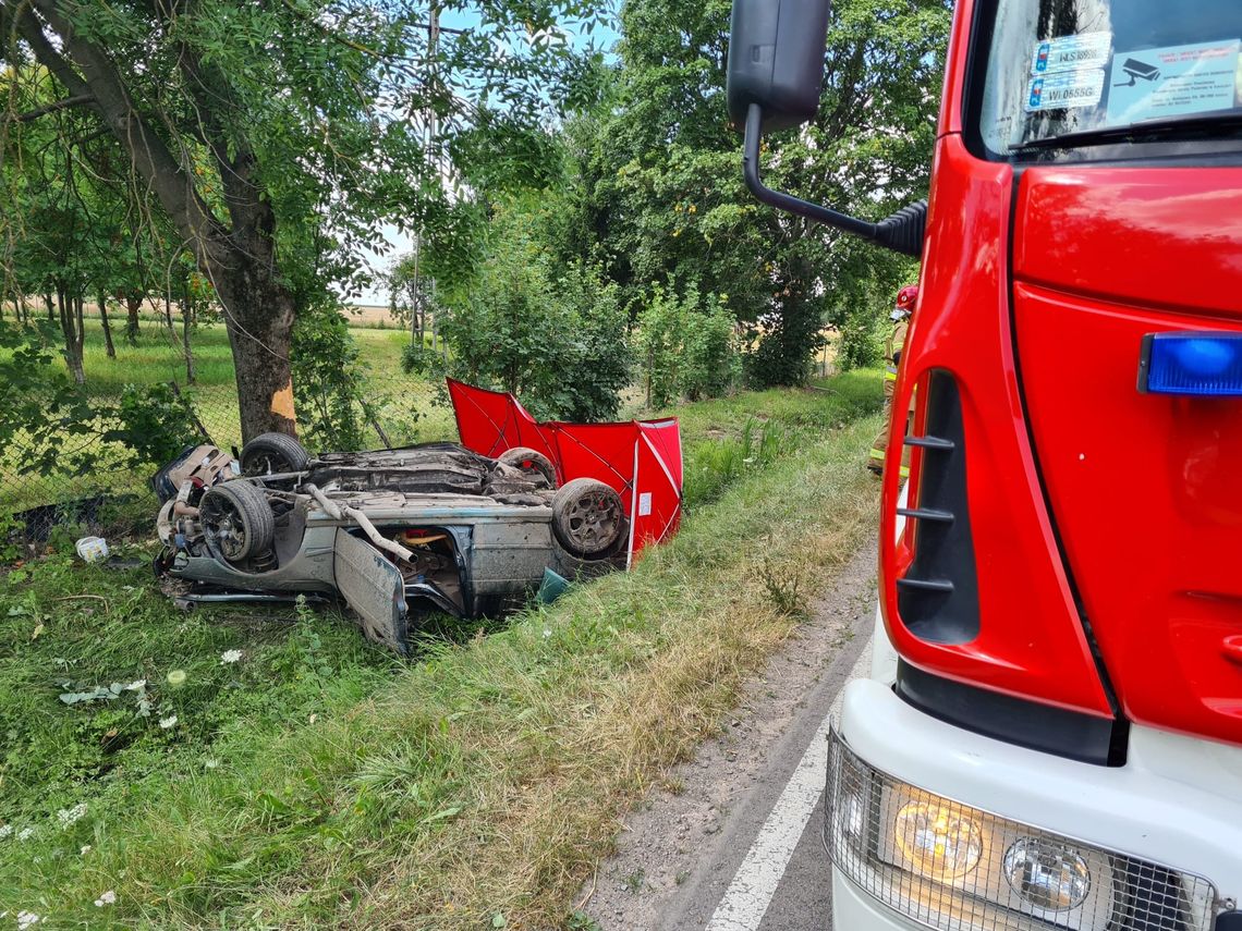 Zjechał do rowu i uderzył w drzewo. Niestety zginął na miejscu