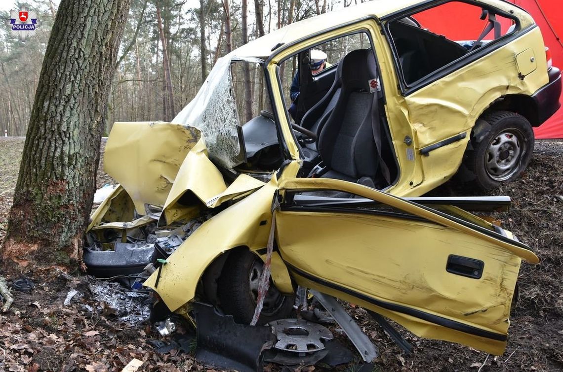 Zjechał z drogi i uderzył w drzewo. Nie żyje pasażerka