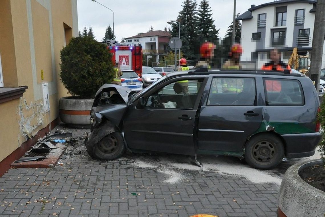 Zjechał z jezdni i uderzył w ścianę. Dwie osoby w szpitalu