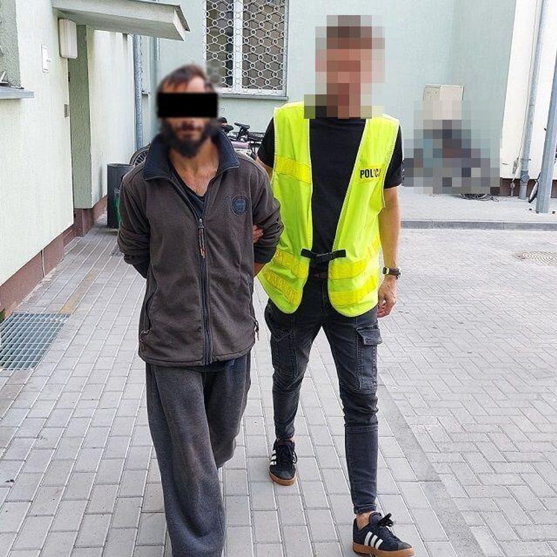 Zniszczył wiatę i miał cudze dokumenty. 27-latek zatrzymany w Ogrodnikach [ZDJĘCIE]