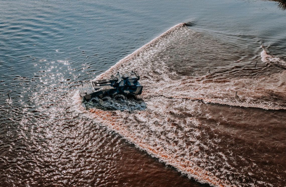 Żołnierze 18. Dywizji Zmechanizowanej ćwiczą przeprawę przez Bug [WIDEO, ZDJĘCIA]
