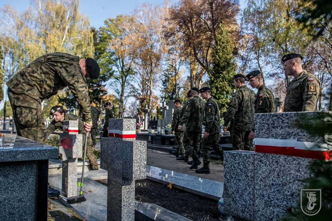 Żołnierze posprzątali groby poległych bohaterów na bialskim cmentarzu [ZDJĘCIA]