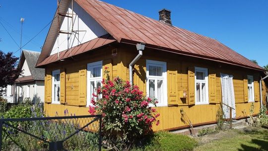  Drewniany dom wolnostojący o powierzchni 70 m², zlokalizowany w województwie lubelskim powiecie bialskim w spokojnej miejscowości Sławatycze, przy ul. Kodeńskiej.  