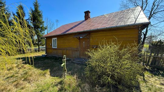 Spokój, przestrzeń i potencjał – działka z domem Spokój, przestrzeń i potencjał – działka z domem