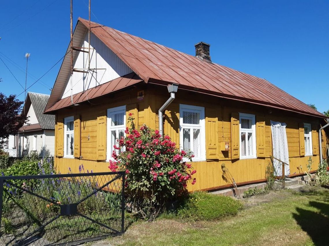  Drewniany dom wolnostojący o powierzchni 70 m², zlokalizowany w województwie lubelskim powiecie bialskim w spokojnej miejscowości Sławatycze, przy ul. Kodeńskiej.  