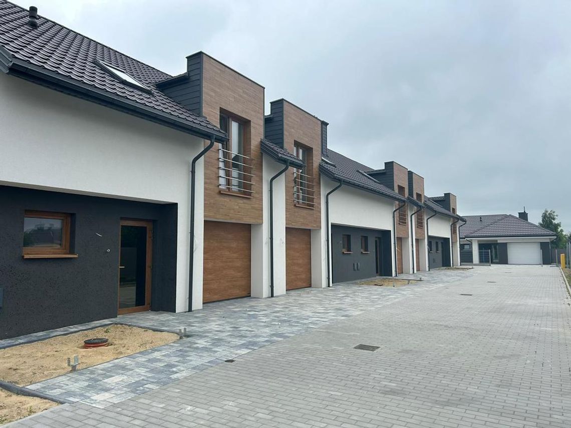 OSTATNI DOM w nowoczesnej zabudowie szeregowej