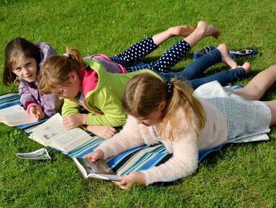 Wspólne czytanie w parku Radziwiłłowskim