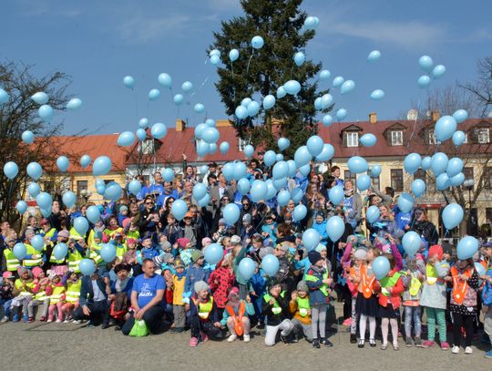 Niebieskie baloniki nad placem Wolności - Światowy Dzień Świadomości Autyzmu