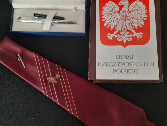 Pamiątkowy medal, krawat z przypinką i pióro od Andrzeja Czapskiego