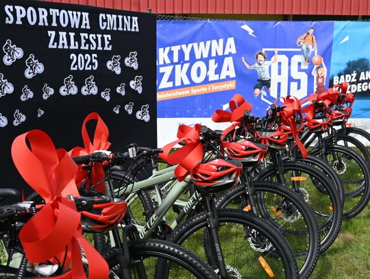 Gmina Zalesie. Przekazanie uczniom klas 4. rowerów