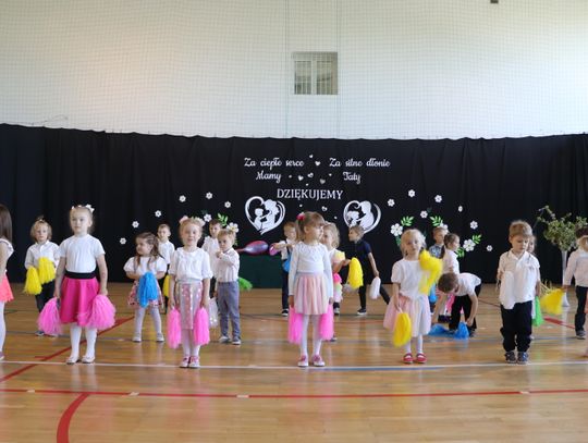 Dzień Matki i Dzień Ojca w szkole podstawowej w Zalesiu [GALERIA ZDJĘĆ]