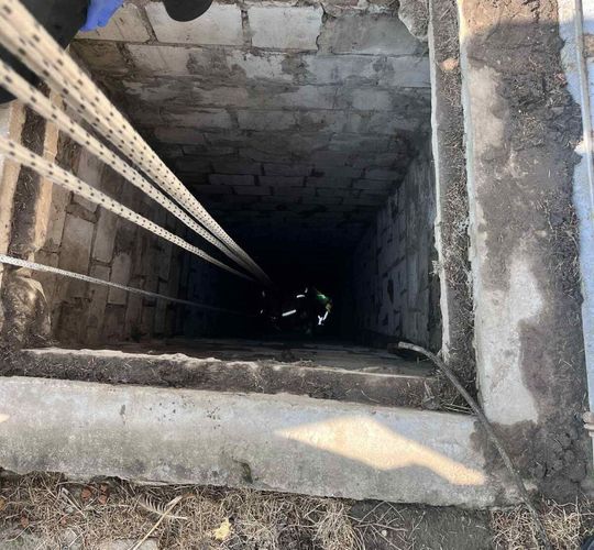 40-latek stracił równowagę i runął z kilku metrów na beton [ZDJĘCIA]