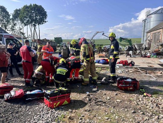 40-latek stracił równowagę i runął z kilku metrów na beton [ZDJĘCIA]