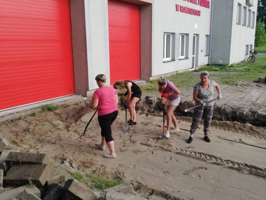 Układanie kostki przez mieszkańców Romaszek [GALERIA ZDJĘĆ]