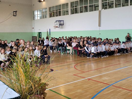 Ślubowanie pierwszoklasistów ze Szkoły Podstawowej im. Polski Niepodległej w Zalesiu