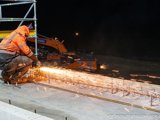 Budowa A2. Prace trwają w dzień i w nocy [GALERIA ZDJĘĆ]