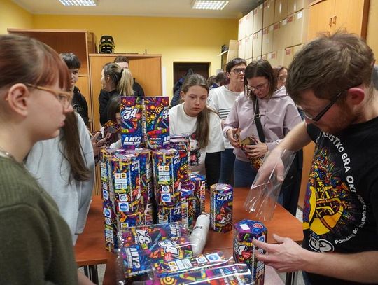 Składanie puszek WOŚP w Białej Podlaskiej. Wolontariusze szykują się do finału