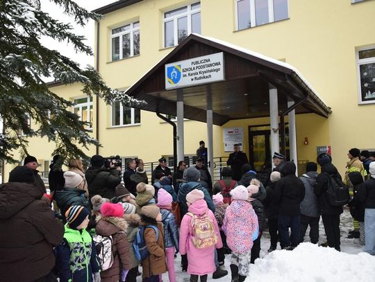 Przekazanie defibrylatora do Szkoły Podstawowej w Rudnikach [GALERIA ZDJĘĆ]