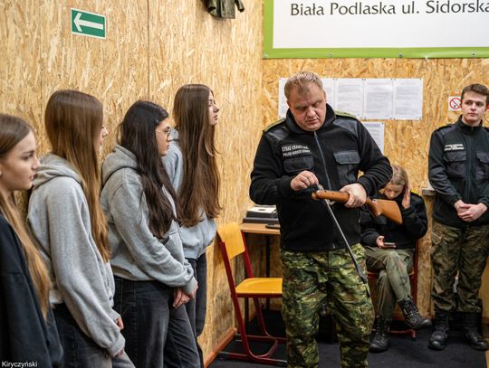Ósmoklasiści praktykowali na strzelnicy i  symulatorach kolejowych (GALERIA ZDJĘĆ)