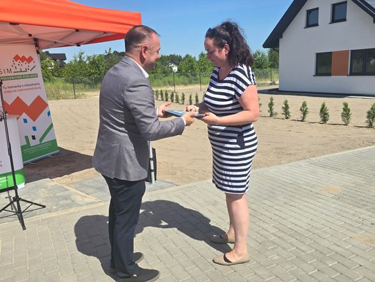 Chotyłów. Wręczenie kluczy do domów SIM Poludniowe Podlasie [GALERIA ZDJĘĆ]