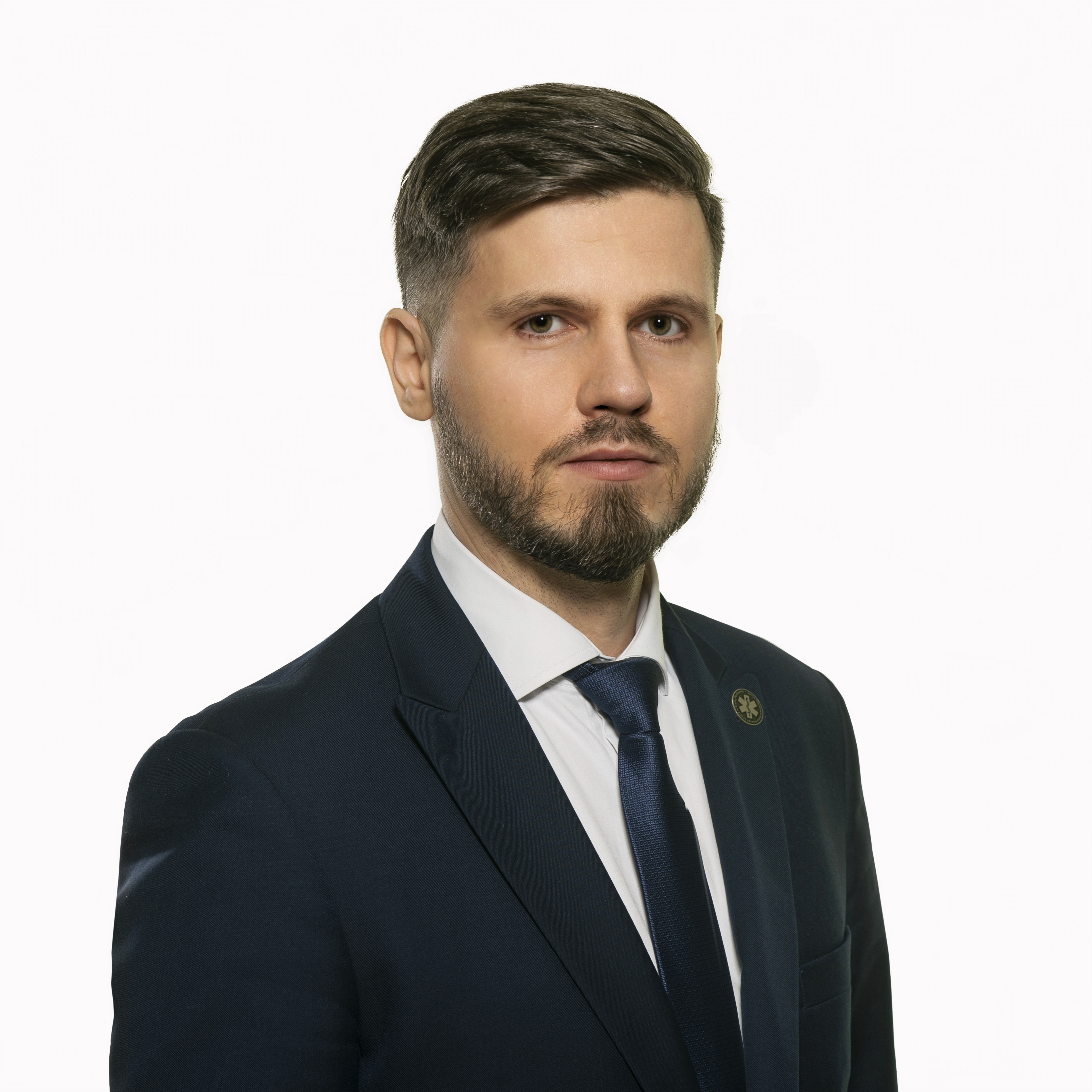 Portret Artura Kozioła, Dyrektora Wojewódzkiego Szpitala Specjalistycznego w Białej Podlaskiej, na białym tle.