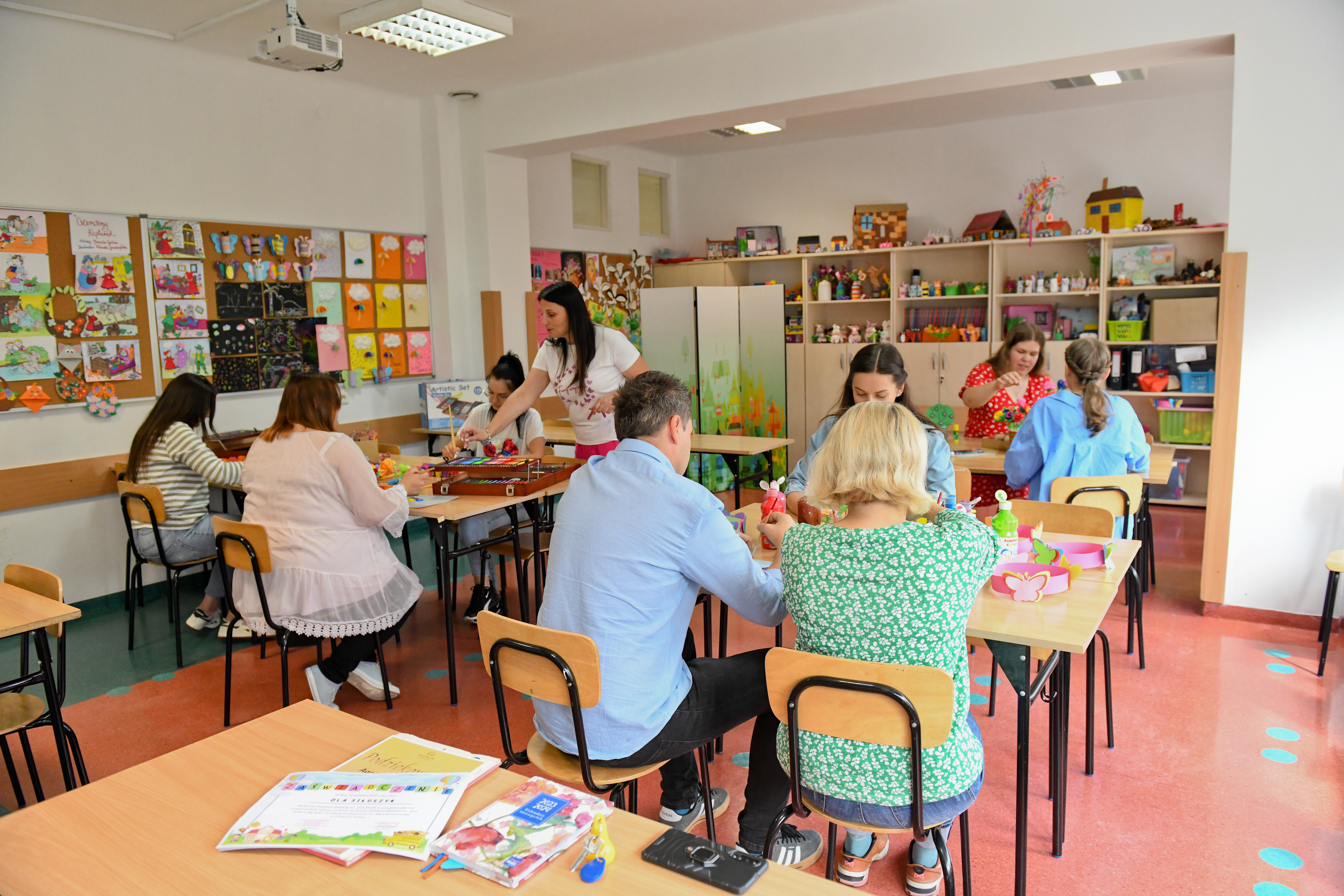 Zajęcia warsztatowe studentów pedagogiki w pracowni terapii pedagogicznej Akademii Bialskiej